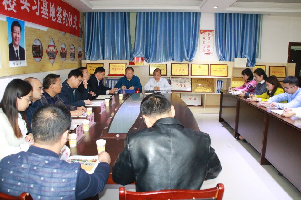 太阳成集团tyc7111cc与岳池县东湖公司举行实习基地签约仪式2 太阳成集团tyc7111cc与岳池县东湖公司举行实习基地签约仪式2