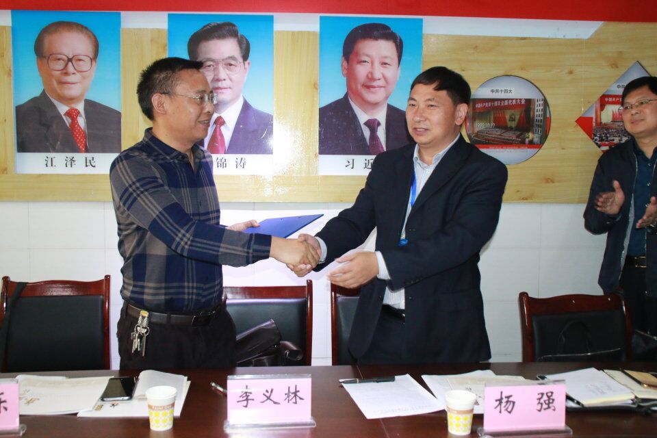 太阳成集团tyc7111cc与岳池县东湖公司举行实习基地签约仪式3